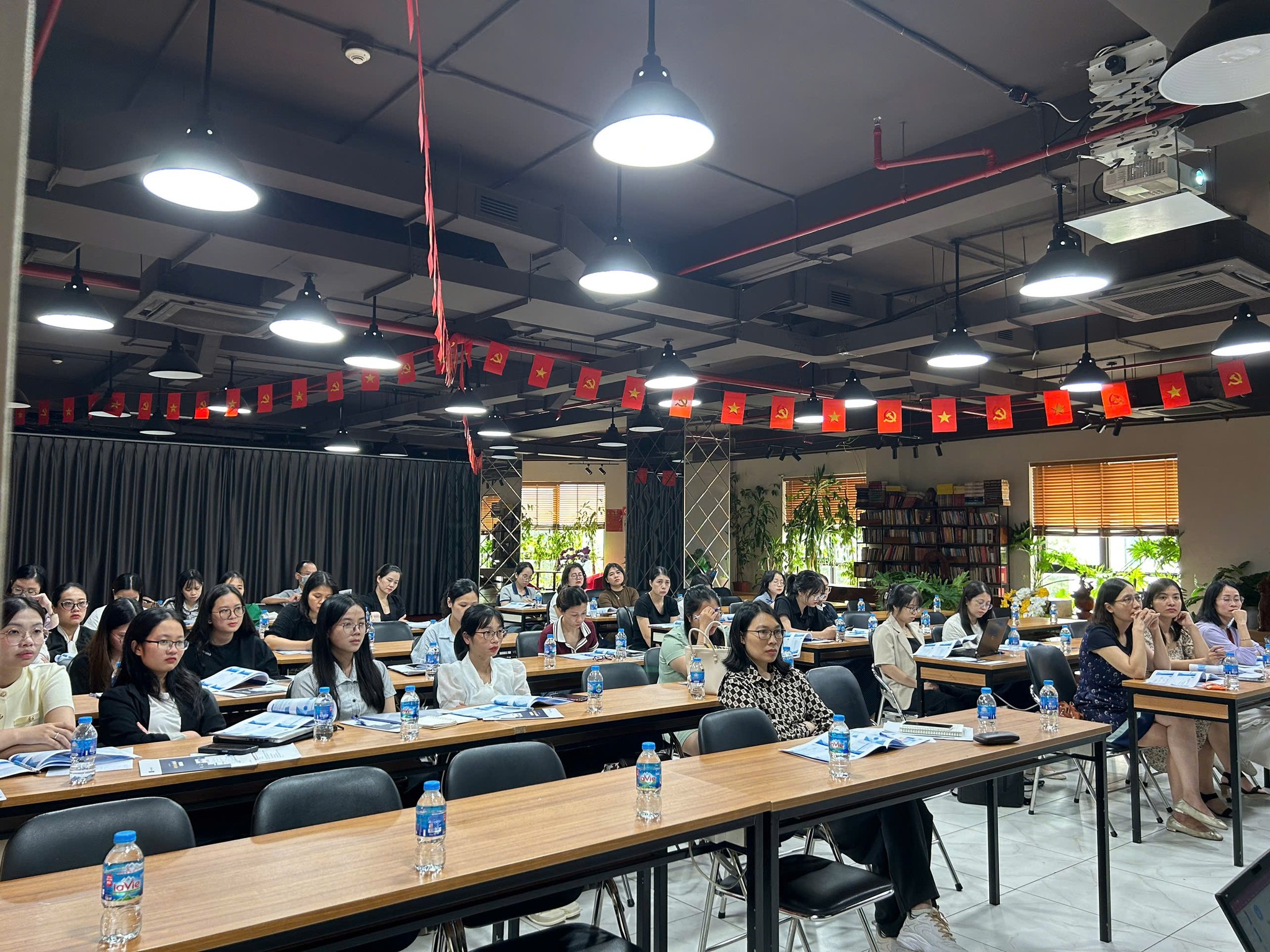 EFY Việt Nam tổ chức lớp tập huấn chính sách BHXH, BHYT, BHTN 2025 tại The Vuon Hà Nội