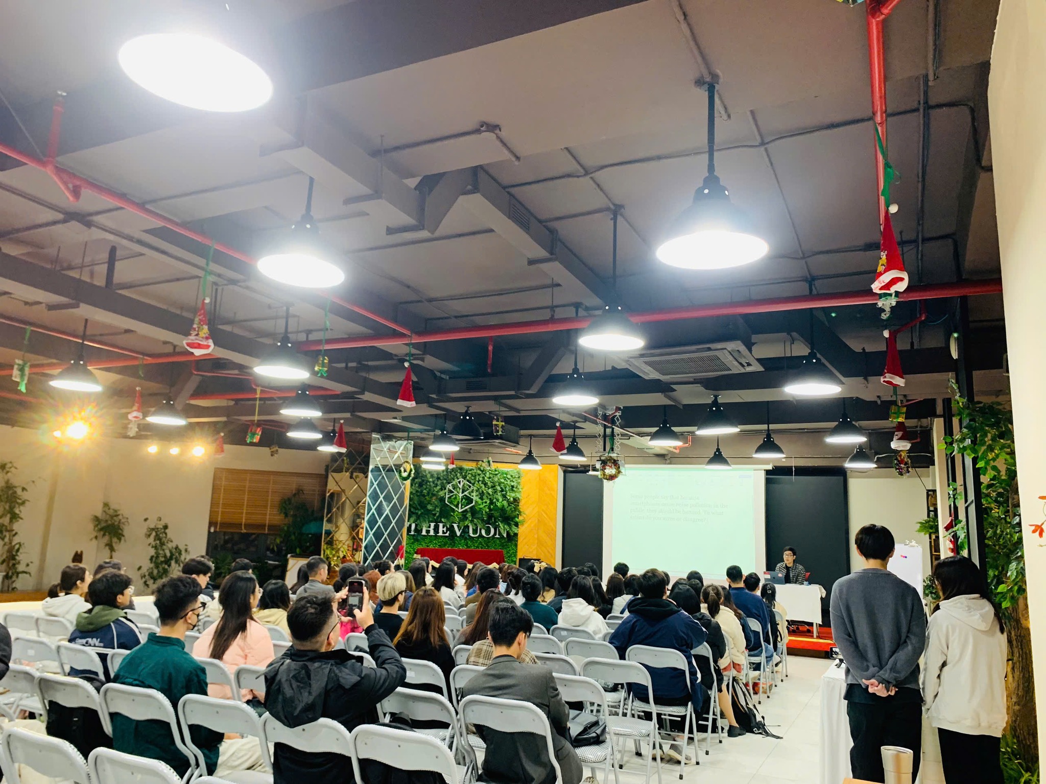 Workshop dạy IELTS của thầy Huy với chứng chỉ IELTS 9.0 tại The Vuon 