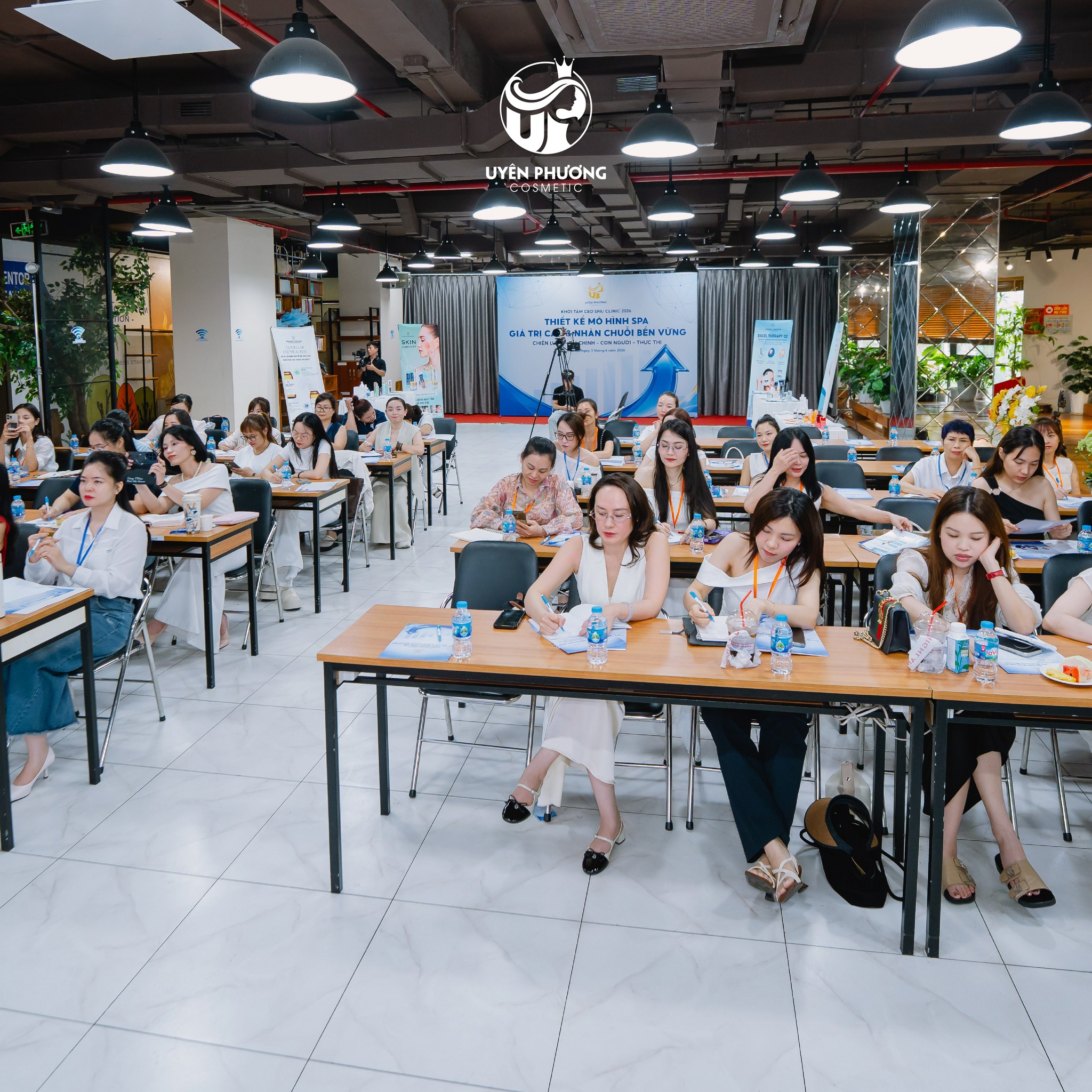 Uyen Phuong Professional Cosmetic tổ chức hội thảo ngành làm đẹp Hà Nội tại The Vuon 