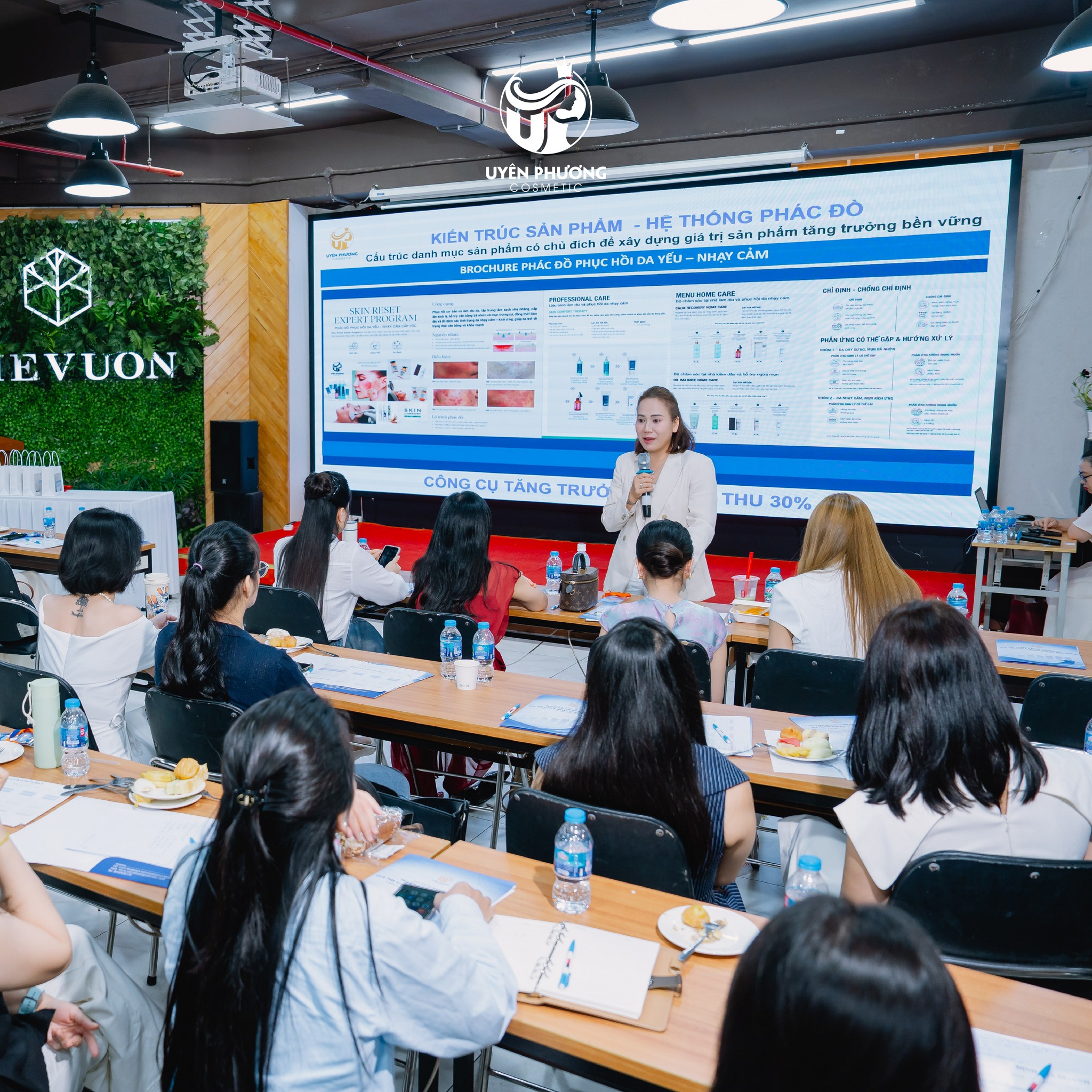 Uyen Phuong Professional Cosmetic tổ chức hội thảo ngành làm đẹp Hà Nội tại The Vuon 