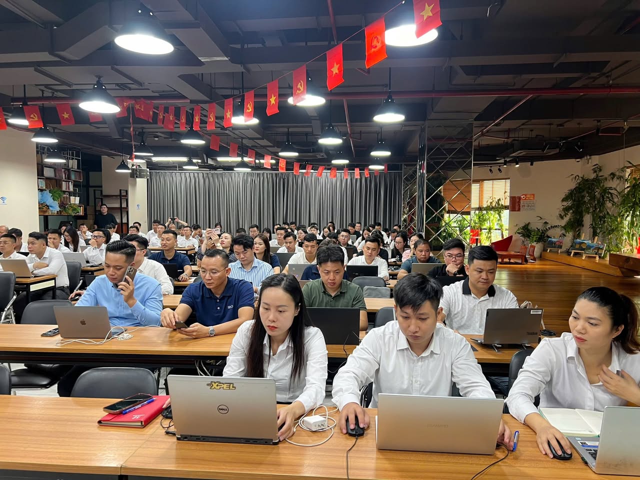 Vinalink Academy tổ chức khóa học Google Ads & Facebook Ads ô tô tại The Vuon 